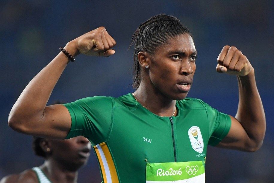 Caster Semenya, dwukrotna złota medalistka olimpijska w biegu na 800 m, cierpi na hiperandrogenizm, czyli nadmiar męskich hormonów. Zdaniem IAAF Semenya powinna być klasyfikowana jako mężczyzna, bo poziom testosteronu w jej organizmie jest zbyt wysoki. /AFP/EAST NEWS /East News