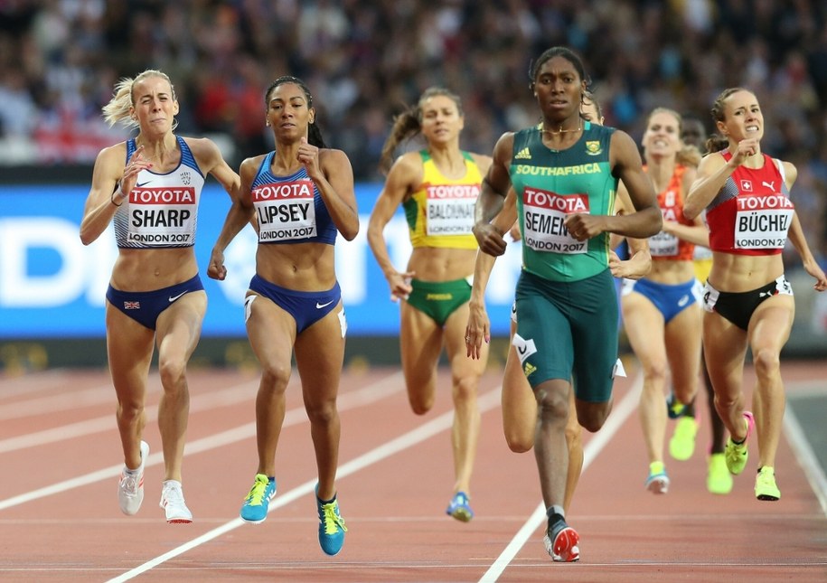 Caster Semenya na pierwszym planie /Martin Rickett/PA Wire /East News