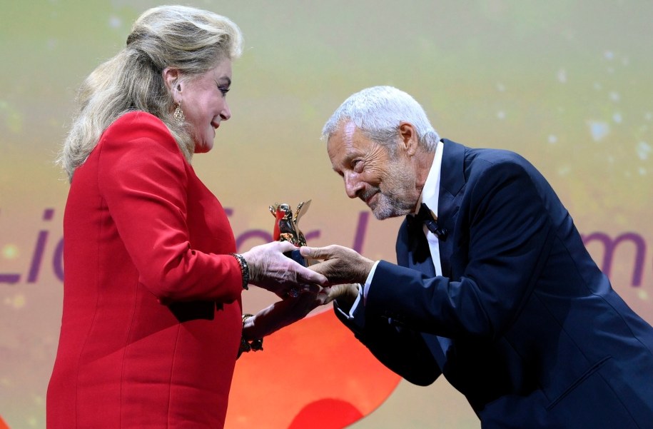 Catherine Deneuve odbiera honorowego Złotego Lwa /CLAUDIO ONORATI    /PAP/EPA