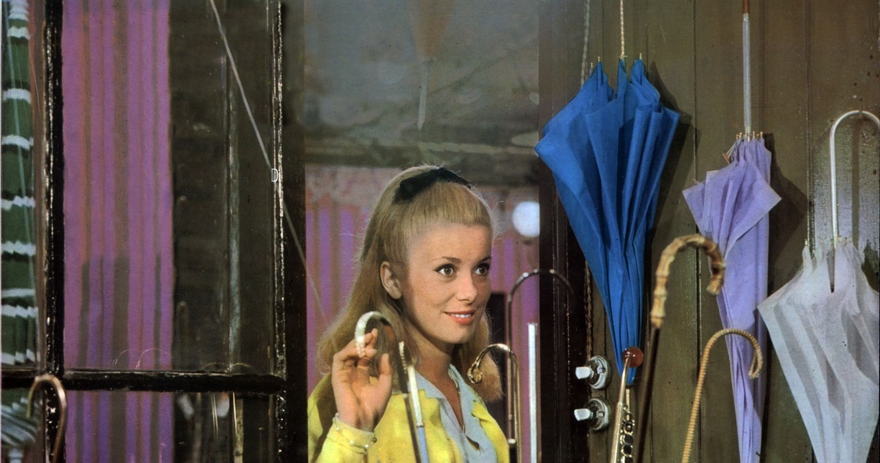 Catherine Deneuve w scenie z "Parasolek z Cherbourga" /Rights Managed / Mary Evans Picture Library /Agencja FORUM