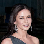 Catherine Zeta-Jones powiększyła piersi?