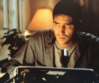 Caviezel powrócił do konwencji historycznej w filmie "Przejażdżka z diabłem" Anga Lee, opowiadającym o amerykańskiej wojnie secesyjnej, obok Skeeta Ulricha i Tobey'a Maguire. Natomiast w filmie Olivera Stone'a o futbolu amerykańskim "Męska gra" aktor pojawił się jako Tom D'Amato, syn trenera Ala Pacino. Pierwszą główną rolę James Caviezel otrzymał w filmie "Częstotliwość" Gregory Hoblita (na zdjęciu). 

Jako John Sullivan, młody nieszczęśliwy policjant, którego właśnie opuściła dziewczyna, odkrywa, że przez stary odbiornik radiowy może się porozumiewać z ojcem (Dennis Quaid) w...przeszłości, co prowadzi do nieoczekiwanych konsekwencji. W filmie obyczajowym "Podaj dalej" aktor wystąpił jako bezdomny Jerry, zamieszkujący w garażu Helen Hunt i Haleya Joela Osmenta.