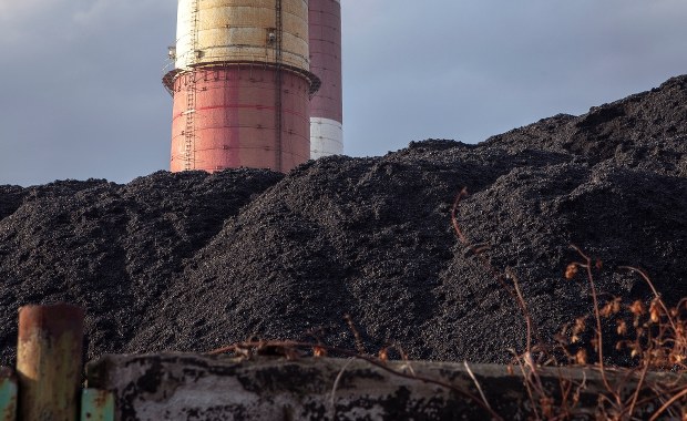 CBOS: 40 proc. ogrzewających domy węglem nie ma zapasów na zimę