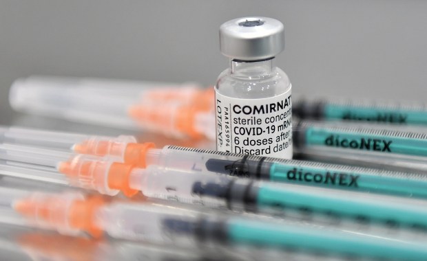 CBOS: 44 proc. Polaków chce się zaszczepić, a 21 proc. już to zrobiło