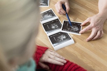 CBOS: Ponad połowa Polaków uważa, że lekarz nie może odmówić przerwania ciąży