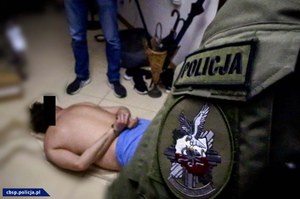 CBŚP i KAS rozbiło gang lichwiarzy. Wśród członków grupy byli m.in. notariusz i radca prawny