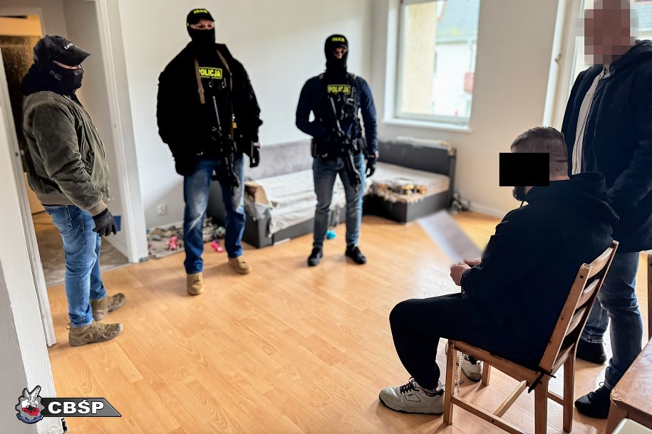 CBŚP rozbiła grupę przestępczą, wymuszającą siłą na deweloperze przepisanie nieruchomosci. Misiek z Nadarzyna wśród zatrzymanych /CBŚP /