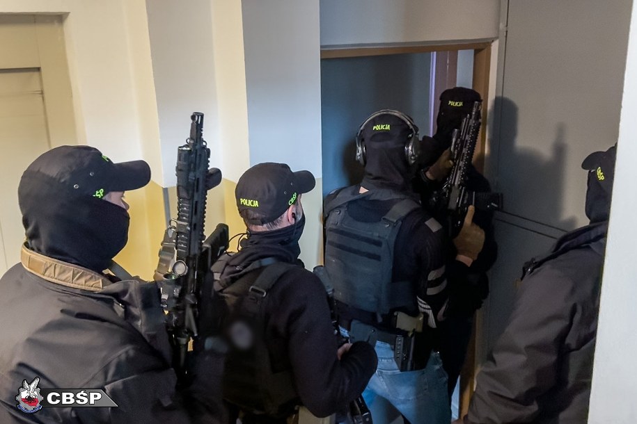 CBŚP rozbiła grupę przestępczą, wymuszającą siłą na deweloperze przepisanie nieruchomosci. Misiek z Nadarzyna wśród zatrzymanych /CBŚP /