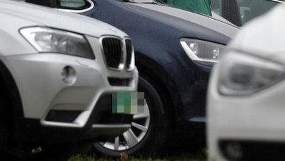 CBŚP zatrzymało fałszerzy dokumentów aut. Nawet kilkuset poszkodowanych