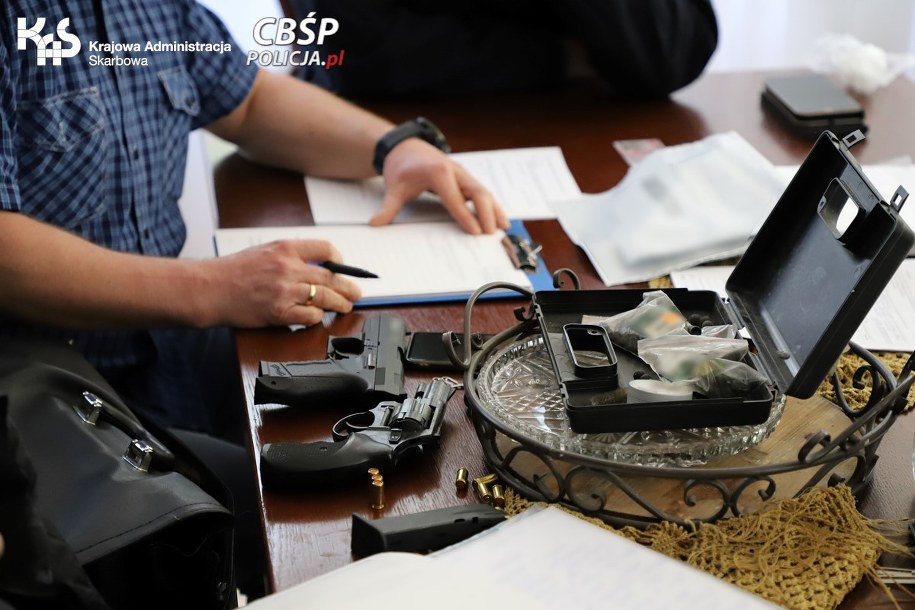 CBŚP zatrzymało podejrzanych o organizowanie nielegalnych gier hazardowych /CBŚP i KAS /