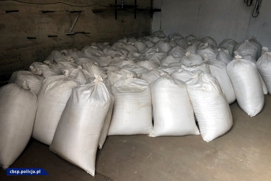 CBŚP zlikwidowało trzy nielegalne fabryki papierosów /Policja