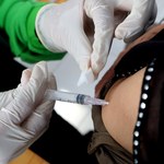 CDC: Trzecia dawka szczepionek Moderny i Pfizera chroni przed Omikronem
