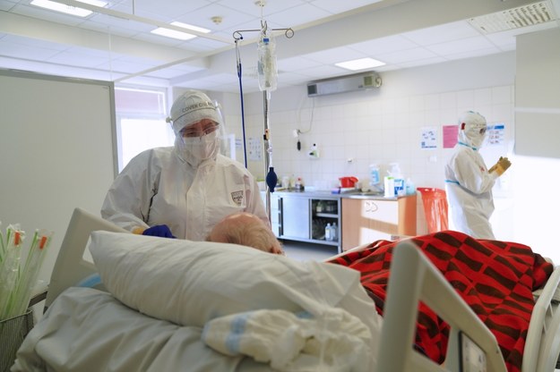 ce. Oddział intensywnej terapii dla pacjentów z koronawirusem w jednoimiennym szpitalu zakaźnym CSK MSWiA w Warszawie / 	Leszek Szymański    /PAP