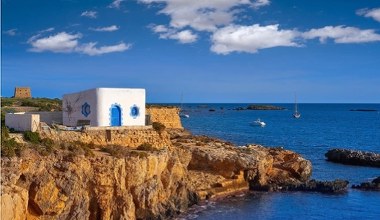 Це один із найменших островів у Європі. Тут більше котів, ніж людей