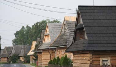 Це село красивіше та менш людне, ніж Закопане. Поблизу є термальні купальні 