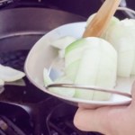 kuchenne triki Cebula bez łez. Prosty ruch podczas krojenia zmieni wszystko