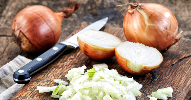 Cebula działa grzybobójczo i pomaga przywrócić naturalną florę bakteryjną jelit /123RF/PICSEL