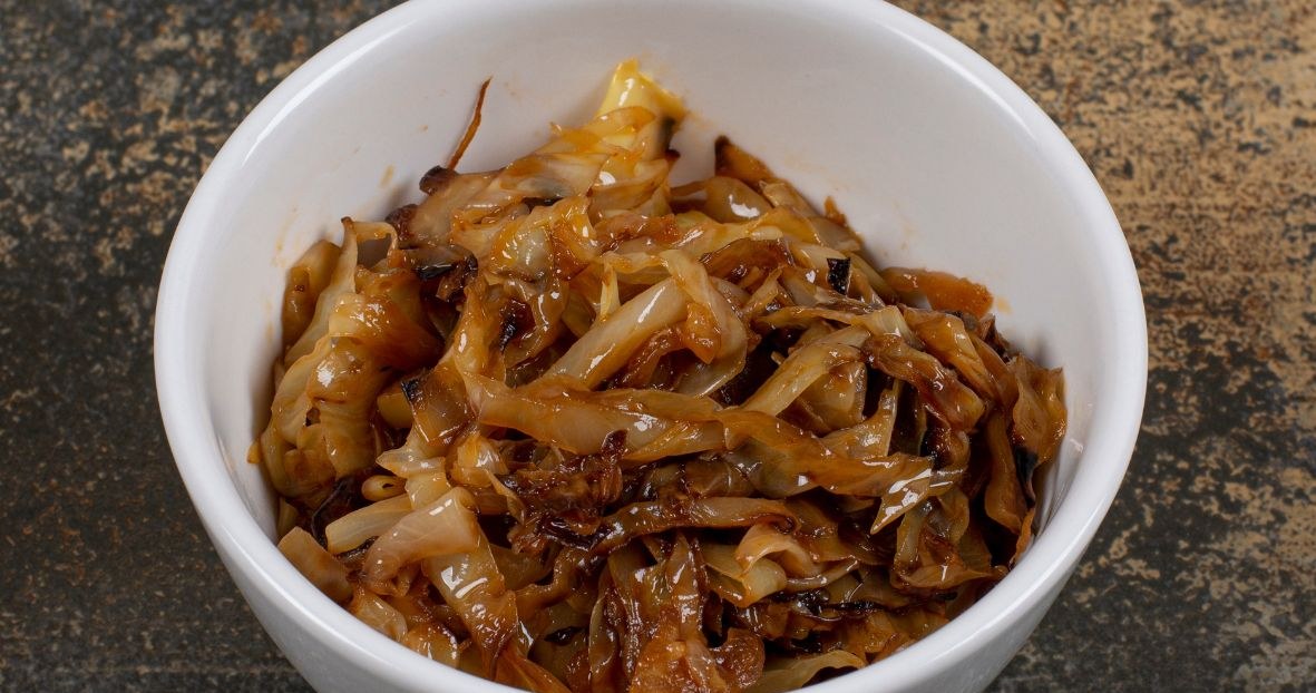 Cebula może być ładnie skarmelizowana, a nie przypalona /racool.studio /Canva Pro