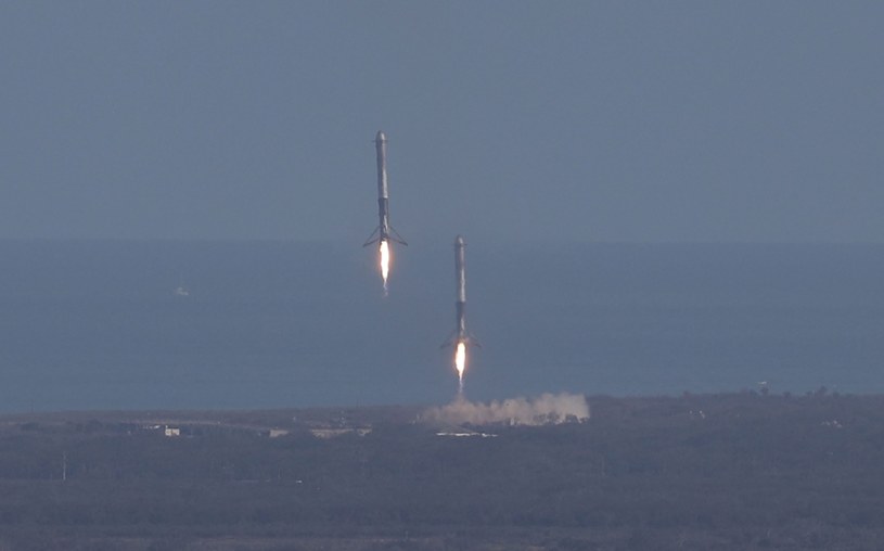 Cechą szczególną rakiet SpaceX jest powrót na ziemie tzw. boosterów, czyli silników rakietowych /AFP
