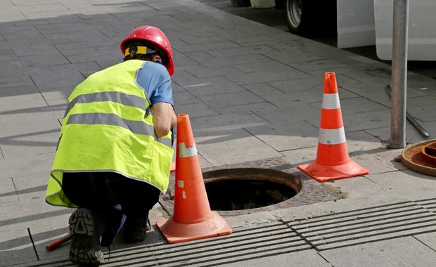 Cegły i gruz w kanalizacji. Pracownicy publikują co jest wrzucane do miejskiej sieci