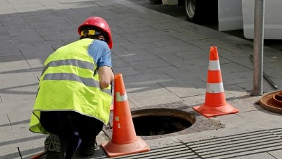 Cegły i gruz w kanalizacji. Pracownicy publikują co jest wrzucane do miejskiej sieci