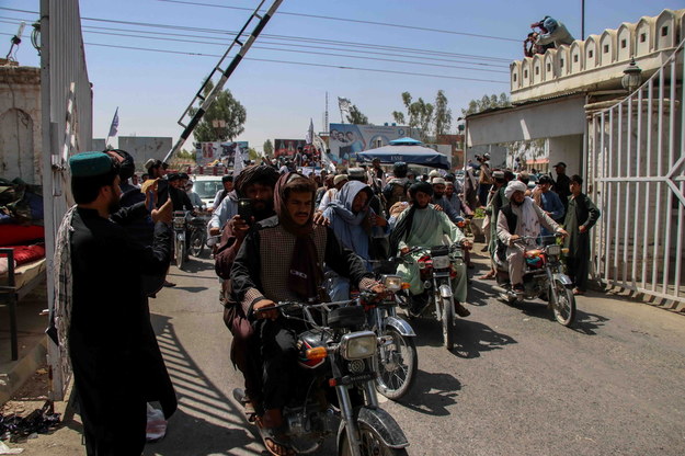 Celebrację zwycięstwa przyćmiewają problemy gospodarcze Afganistanu. /STRINGER /PAP/EPA