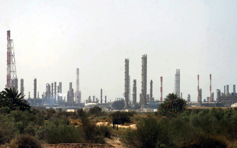 Celem ataków były dwie instalacje naftowe koncernu Aramco w mieście Bukajk i Churajs / 	STR   /PAP/EPA
