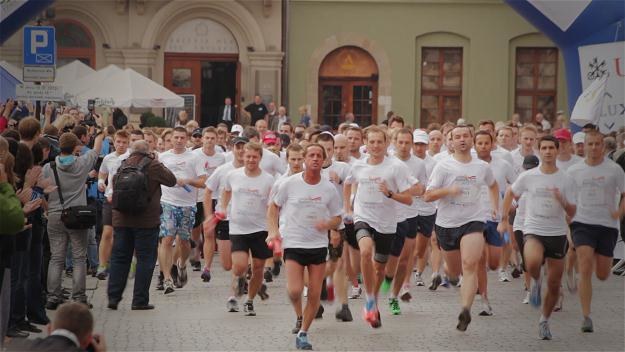 Celem Poznań Business Run 2013 jest zakup protezy dla Tomka Nowickiego /