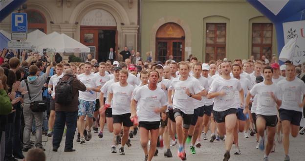 Celem Poznań Business Run 2013 jest zakup protezy dla Tomka Nowickiego /