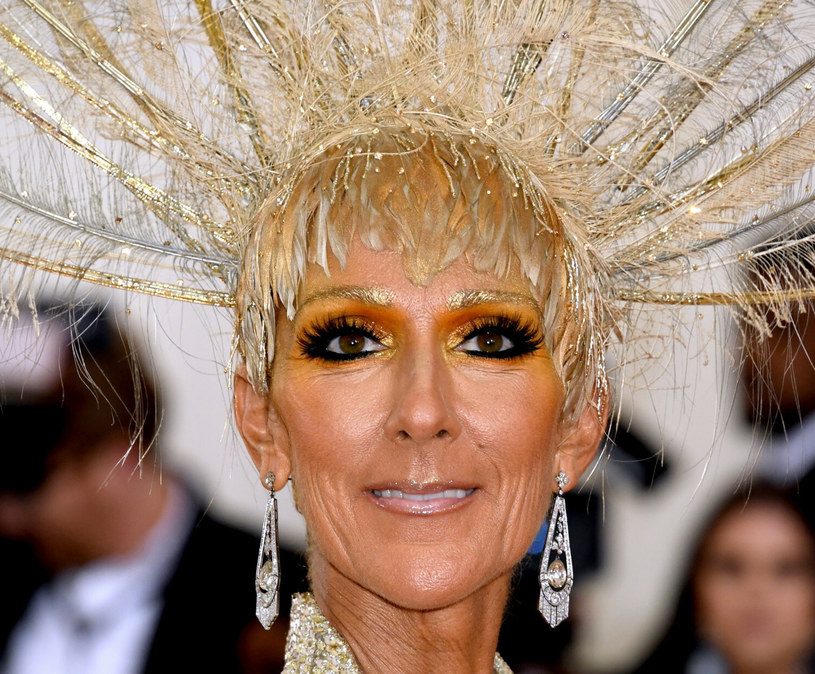 Celine Dion cora częściej stawia na mocny, neonowy makijaż /JENNIFER GRAYLOCK/ Press Association /East News