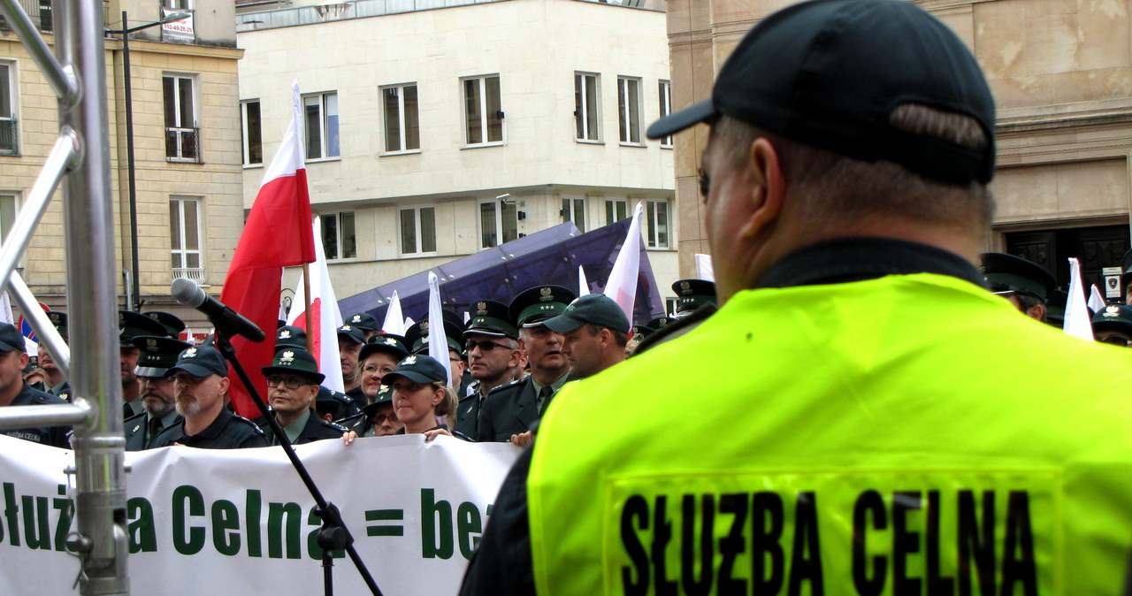 Celnicy protestują w Warszawie. "Minister finansów hamulcem dobrej zmiany"