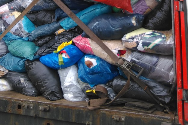Celnicy zatrzymali transport odzieży używanej, który okazał się próbą nielegalnego wwiezienia odpadów. /Izba Administracji Skarbowej w Szczecinie /