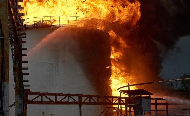Celny atak w ważną, rosyjską bazę paliw. Olbrzymie płomienie na nagraniu