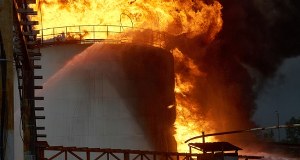 Celny atak w ważną, rosyjską bazę paliw. Olbrzymie płomienie na nagraniu