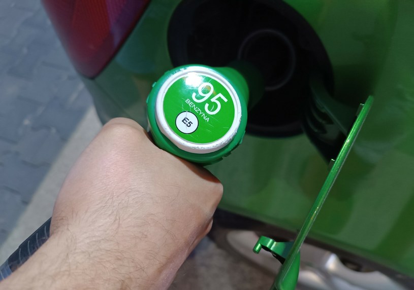 Cena benzyny 95-oktanowej jest o zaledwie o 1 gr/l niższa niż rok temu /Adrian Slazok/ /East News