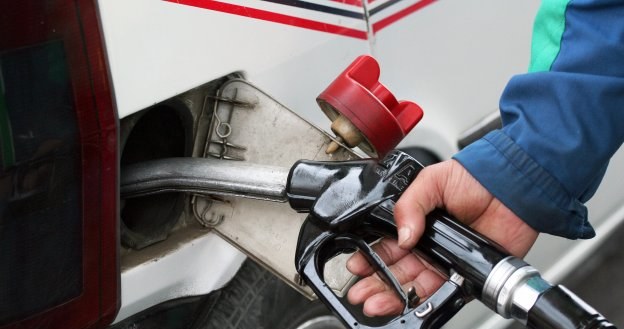 Cena benzyny bezołowiowej może wzrosnąć do 5 zł za litr /AFP