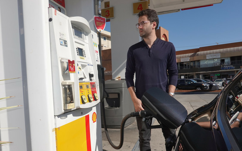 Cena benzyny w Polsce wzrosła znacznie bardziej niż wynikałoby to z samego wzrostu ceny ropy i osłabienia złotego. /Wojciech Laski /East News