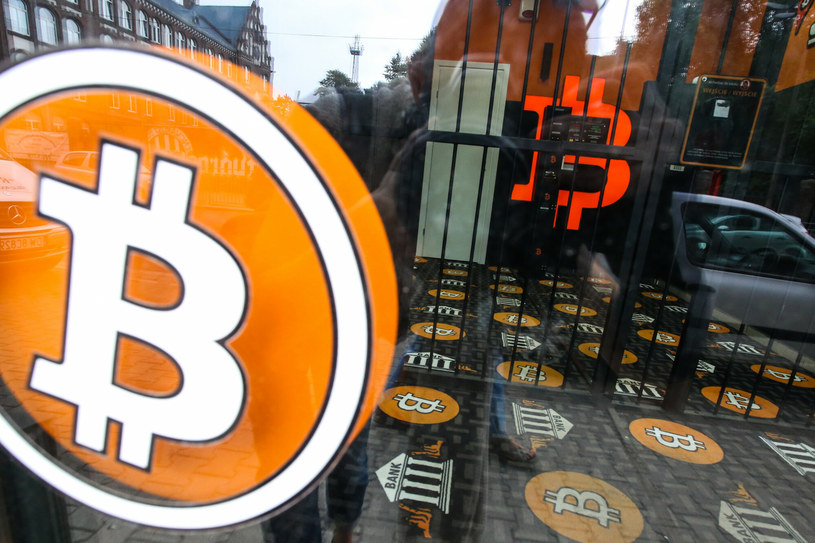 Cena bitcoina spadła w drugim kwartale 2022 roku /Magdalena Pasiewicz /East News