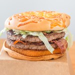 Cena burgera Drwala poraża. Jak zrobić go w domu? Będzie smacznie i tanio!