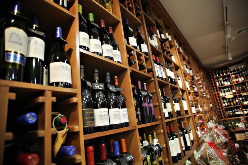 Cena butelki wina z automatu jest niższa o ponad 30% niż w tradycyjnym sklepie /123RF/PICSEL