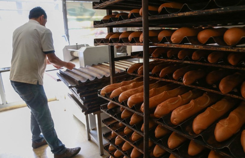Cena chleba uzależniona jest od kilku czynników /AFP
