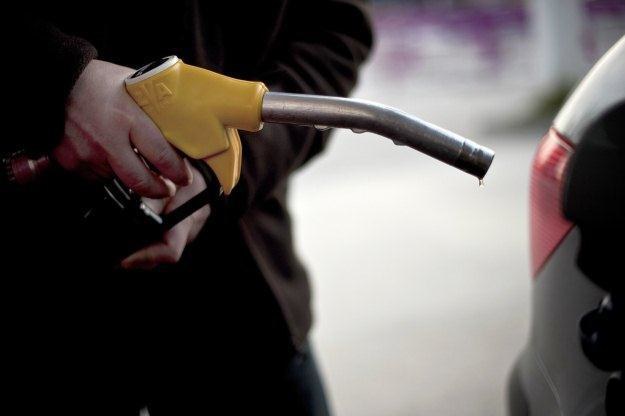 Cena diesla coraz bardziej ucieka cenom benzyny /IAR/PAP
