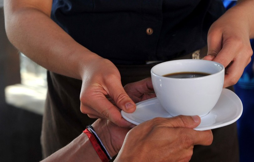 Cena kawy, podobnie jak innych surowców wystrzeliła w górę w ostatnich miesiącach. Roczny wzrost cen na giełdach dla kawy to niemal 100%. /AFP