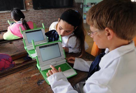 Cena laptopa OLPC przekroczyła ostatecznie 200 dol. Indie chcą notebooka 20 razy tańszego /AFP