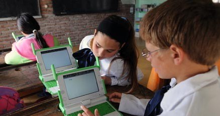 Cena laptopa OLPC przekroczyła ostatecznie 200 dol. Indie chcą notebooka 20 razy tańszego /AFP