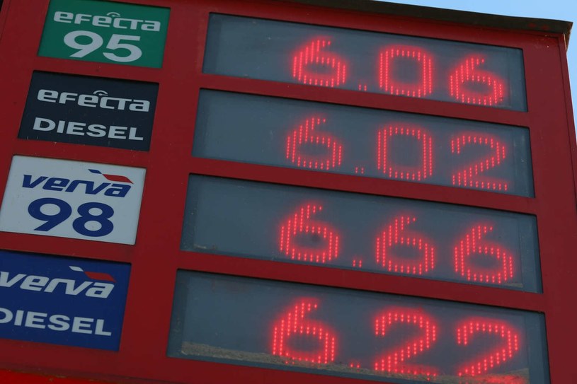 Cena na stacji paliw składa się z szeregu elementów /Adam Burakowski/REPORTER /East News