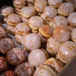 Cena pączka w 2026 roku: Koszt spadł, ale w sklepie zapłacimy więcej. Dlaczego?