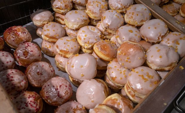 Cena pączka w 2026 roku: Koszt spadł, ale w sklepie zapłacimy więcej. Dlaczego?