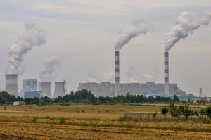 Cena prawa za emisję CO2 rekordowo wysoka. Co to oznacza dla portfeli Polaków?