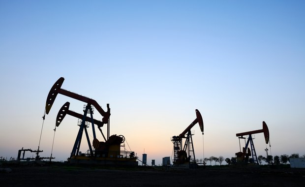 Cena ropy na stabilnym poziomie. Lekki spadek cen paliw w rafineriach